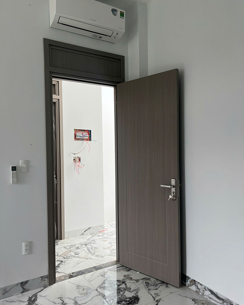 cửa phòng ngủ có ô fix trên