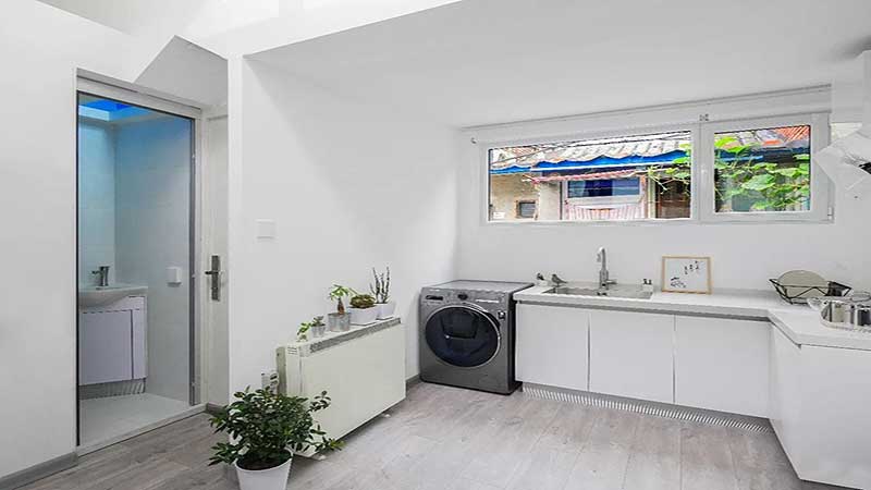 Cửa nhà vệ sinh đối diện bếp