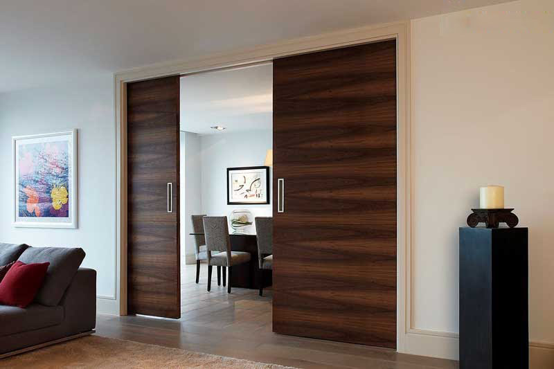 Mẫu cửa gỗ lùa âm tường ngăn cách phòng khách và phòng ăn