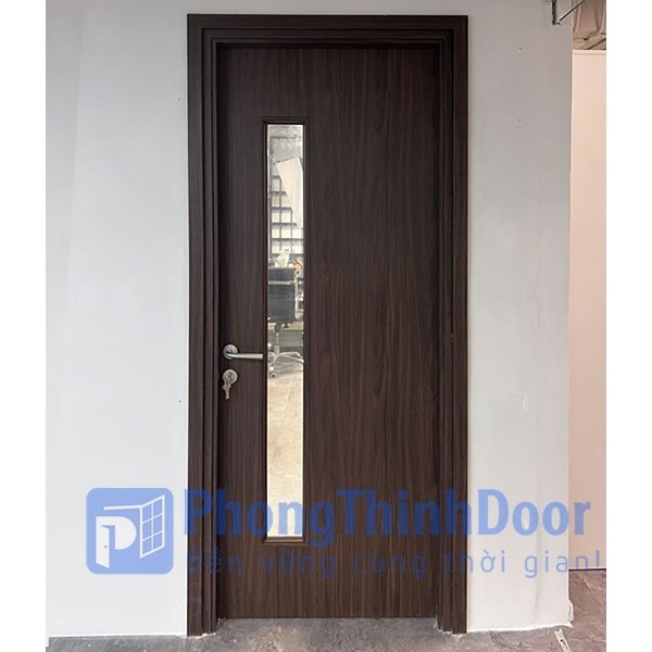 Cửa nhựa Composite đơn giản nhưng thanh lịch với ô kính chữ nhật đứng giữa - Xem chi tiết sản phẩm